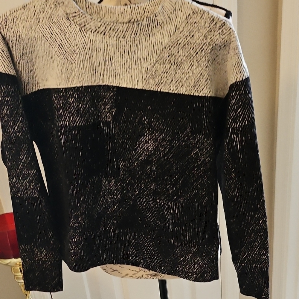 Banana Republic Women's Black and Cream Crew Neck Sweater